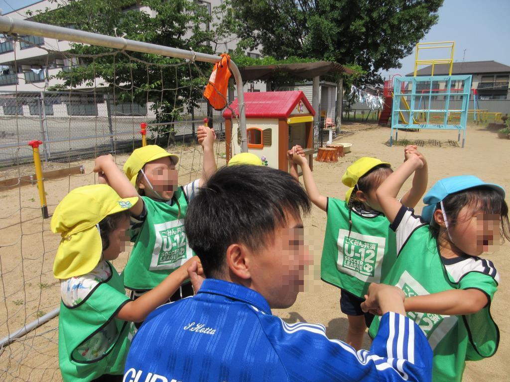 円陣を組んで気合いを入れるこどもたち