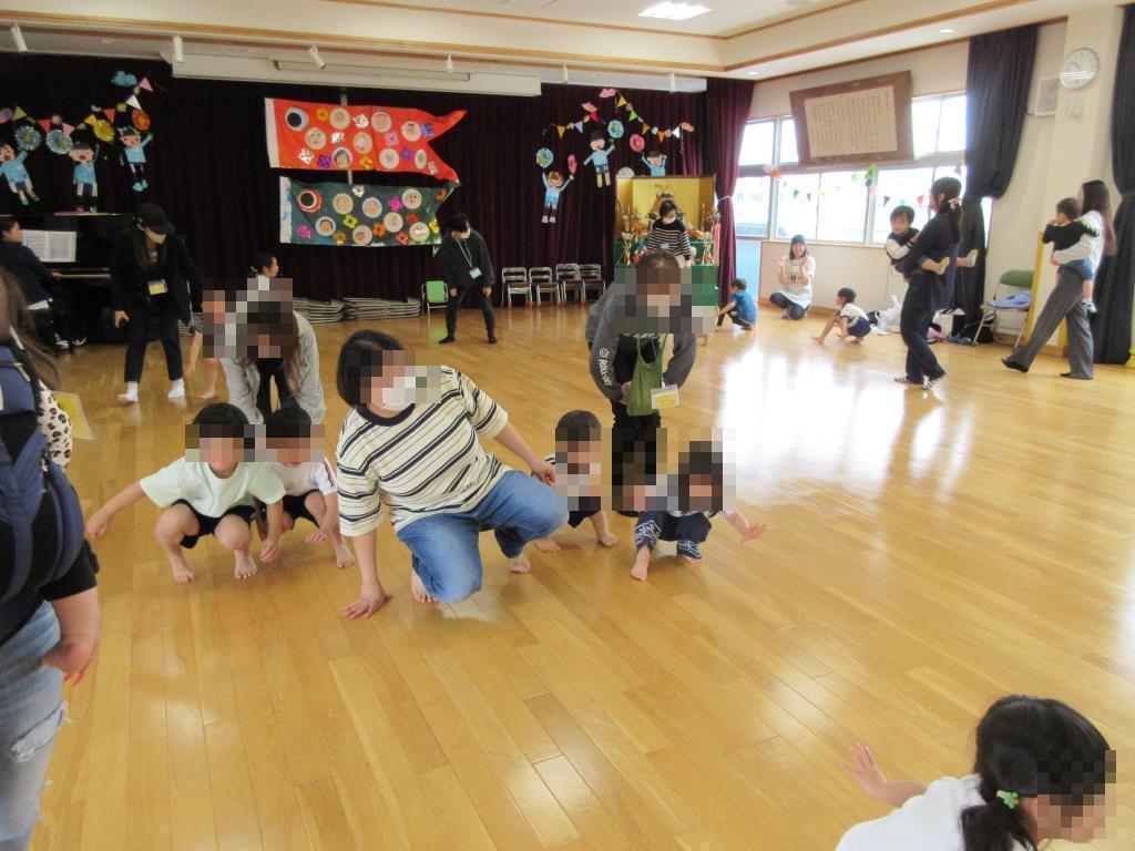 参観日に親子で遊んでいる様子