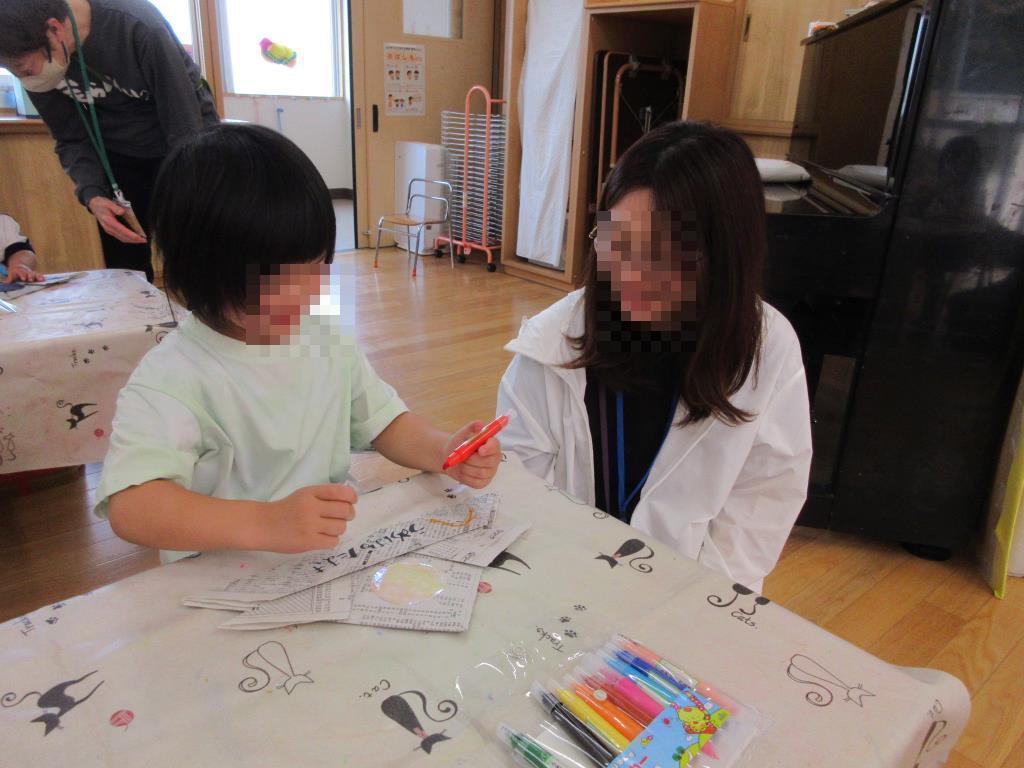 親子で兜を作る様子