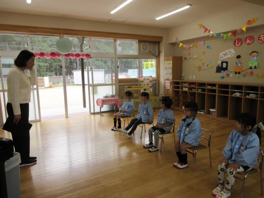 年長ばら組が進級式に参加する様子