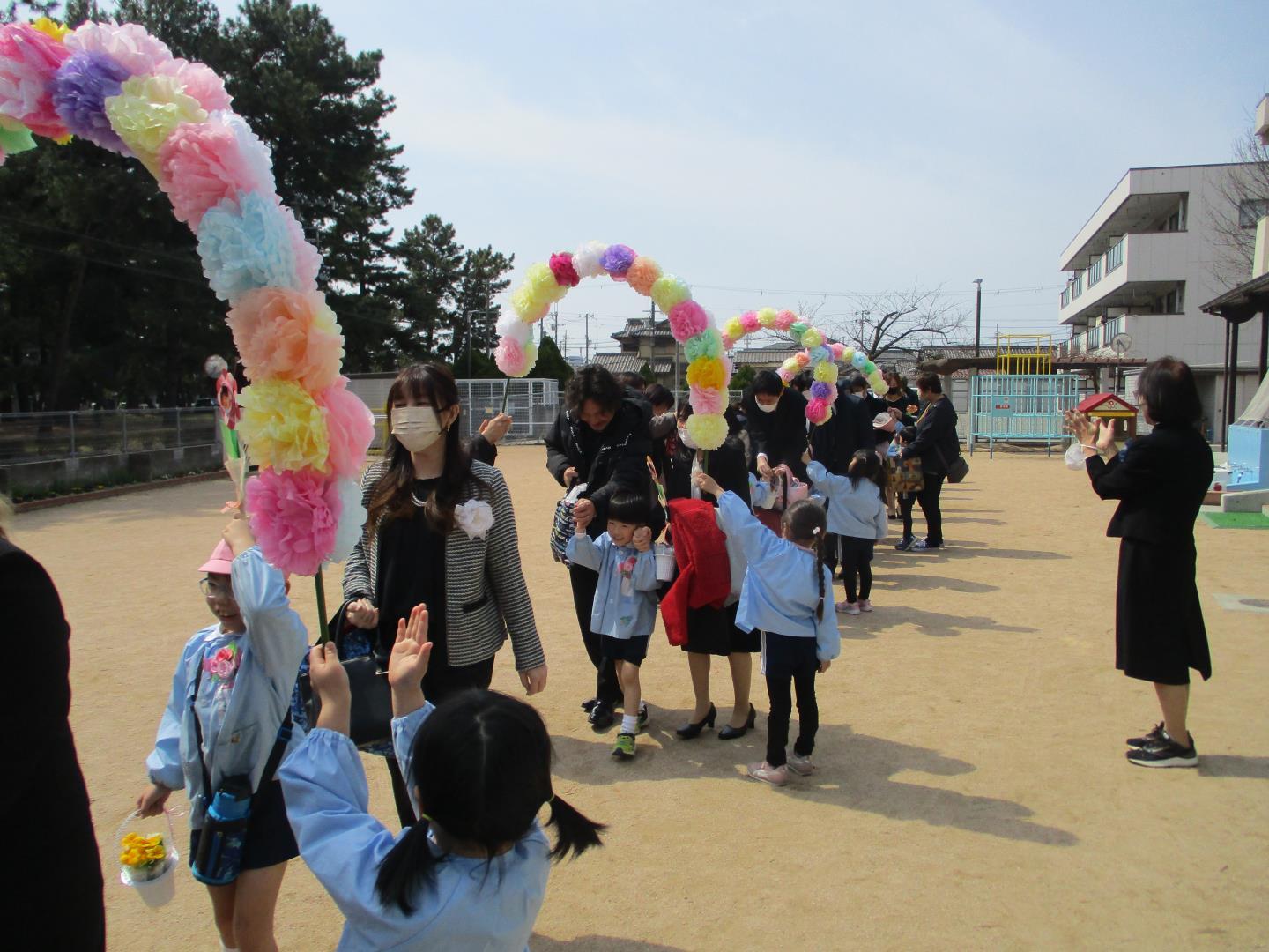卒園式の後、親子で花道を歩いているところ