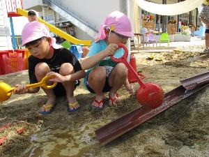 砂場で泥遊び