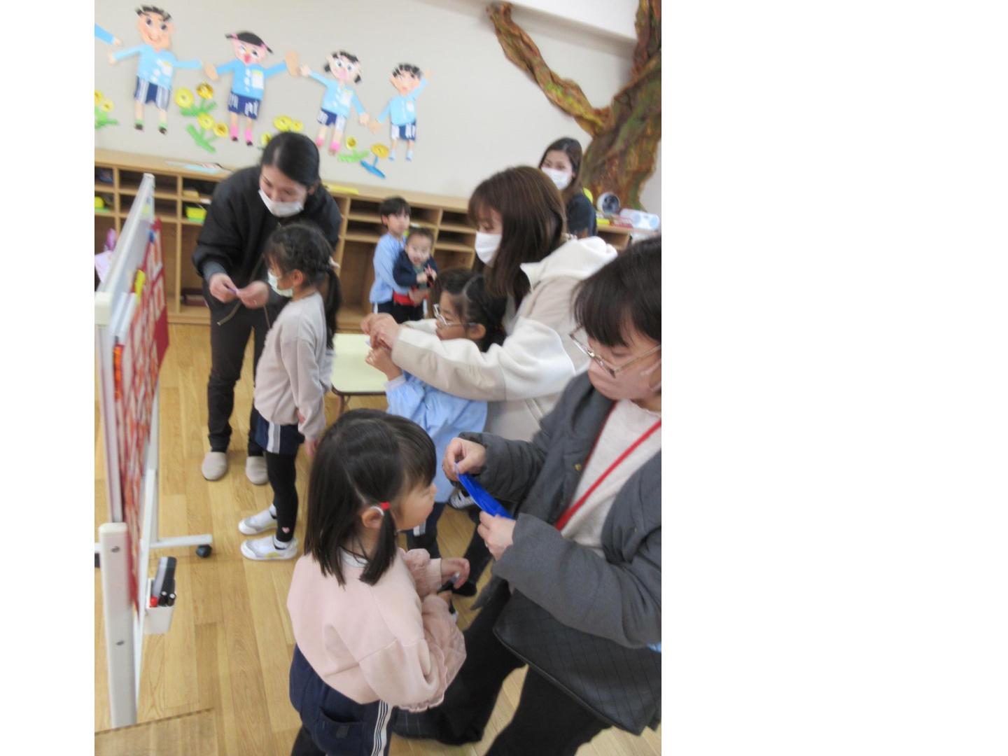 スタンプラリーの中の折り紙に親子で挑戦しているところ。