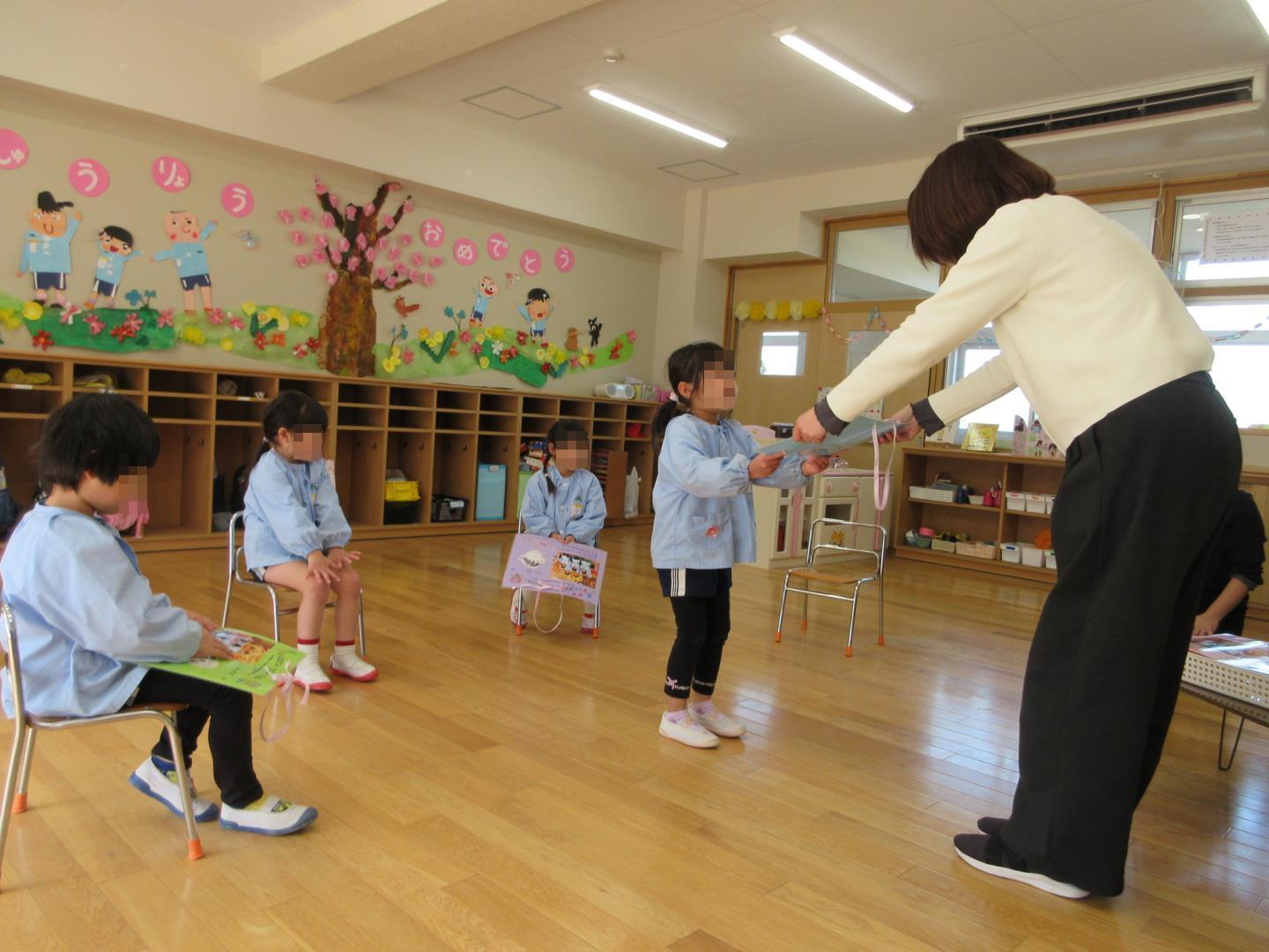 修了式で園長先生から頑張ったことを認めていただいている様子