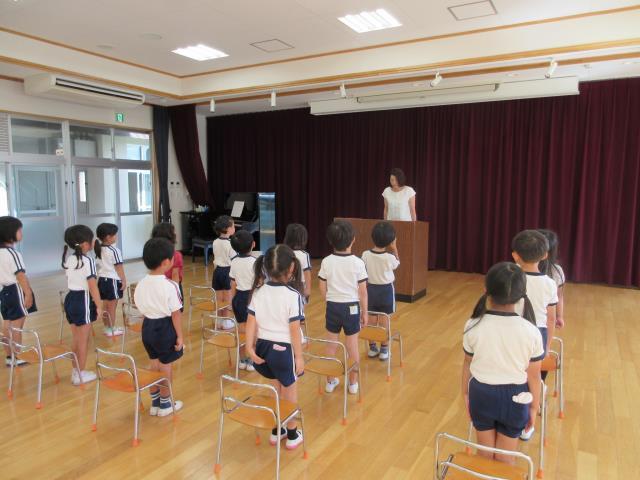 園長先生の話を聞く