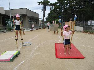 竹馬に乗っている