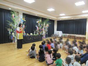 七夕の由来の話を聞いているところ