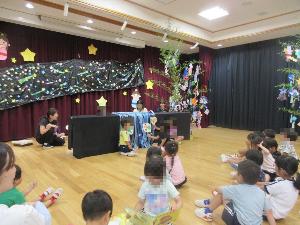 5歳児が七夕のペープサートをしているところ