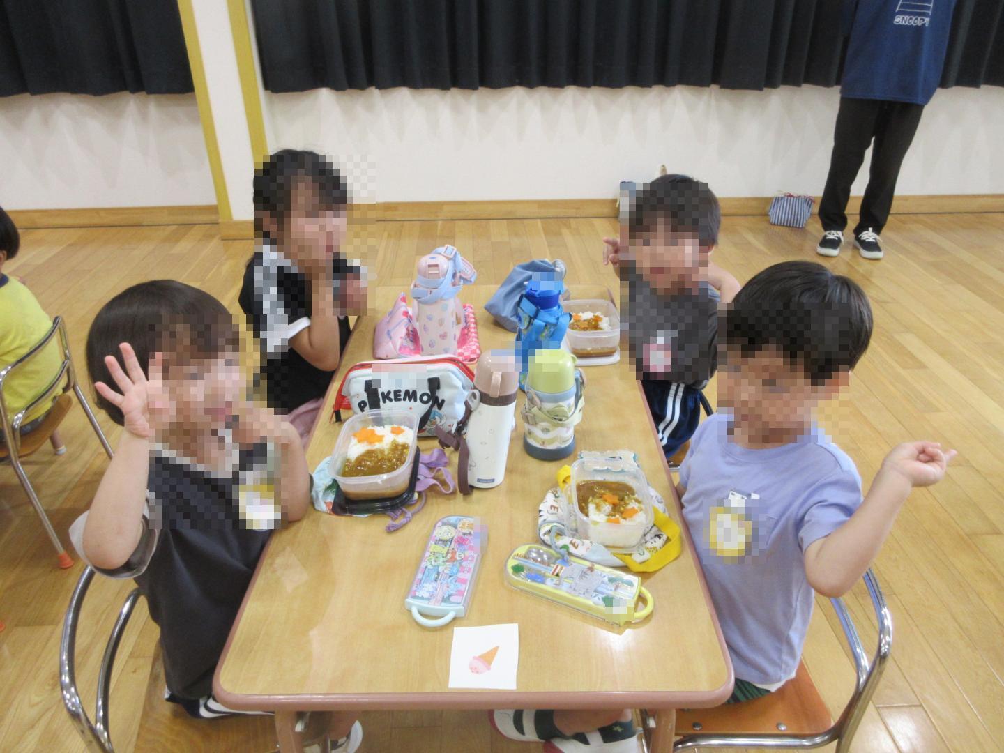 カレーを前にポーズをきめて写真を撮っているところ