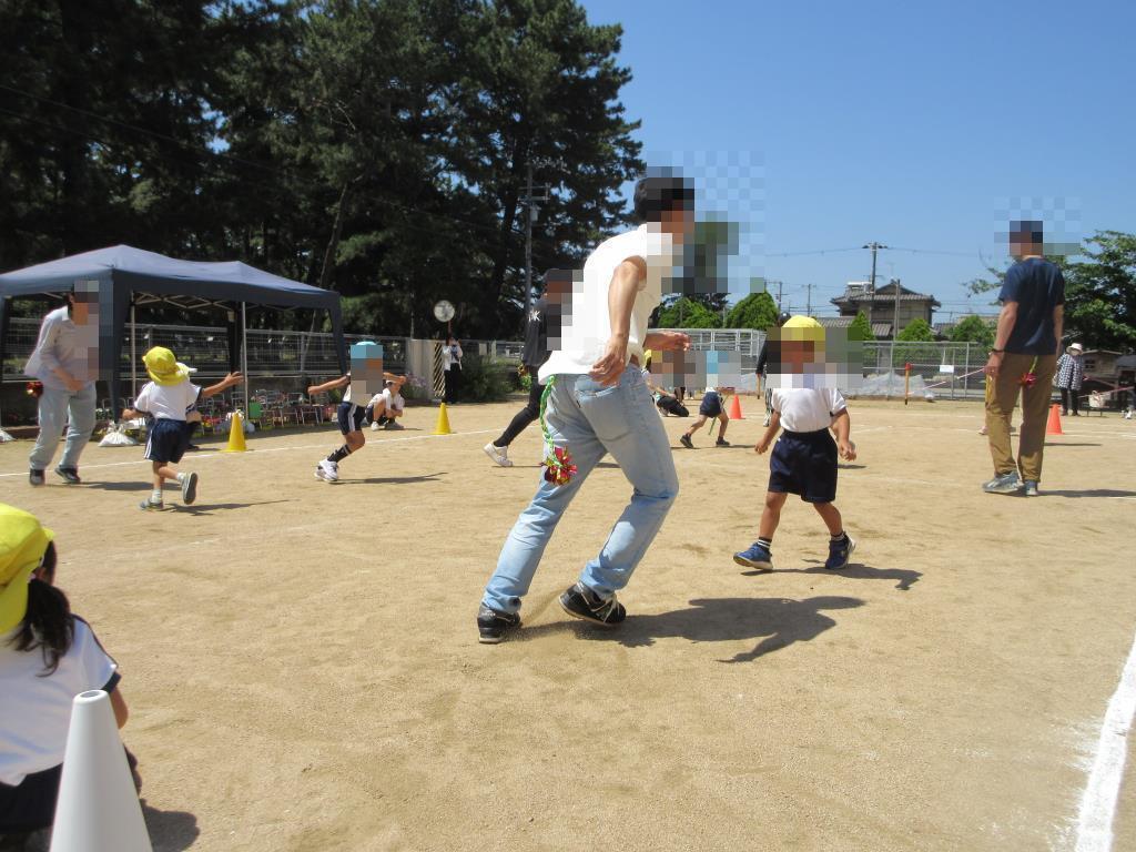 親子でしっぽ取りをする様子