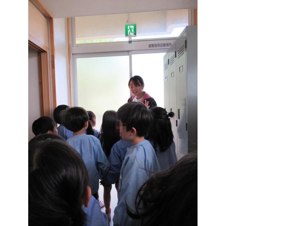 幼稚園の中を探検する様子
