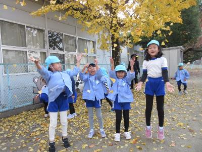 イチョウの葉っぱを舞い上げて遊ぶ様子