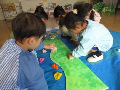 絵の具を使って、劇遊びに必要なものを作ろう
