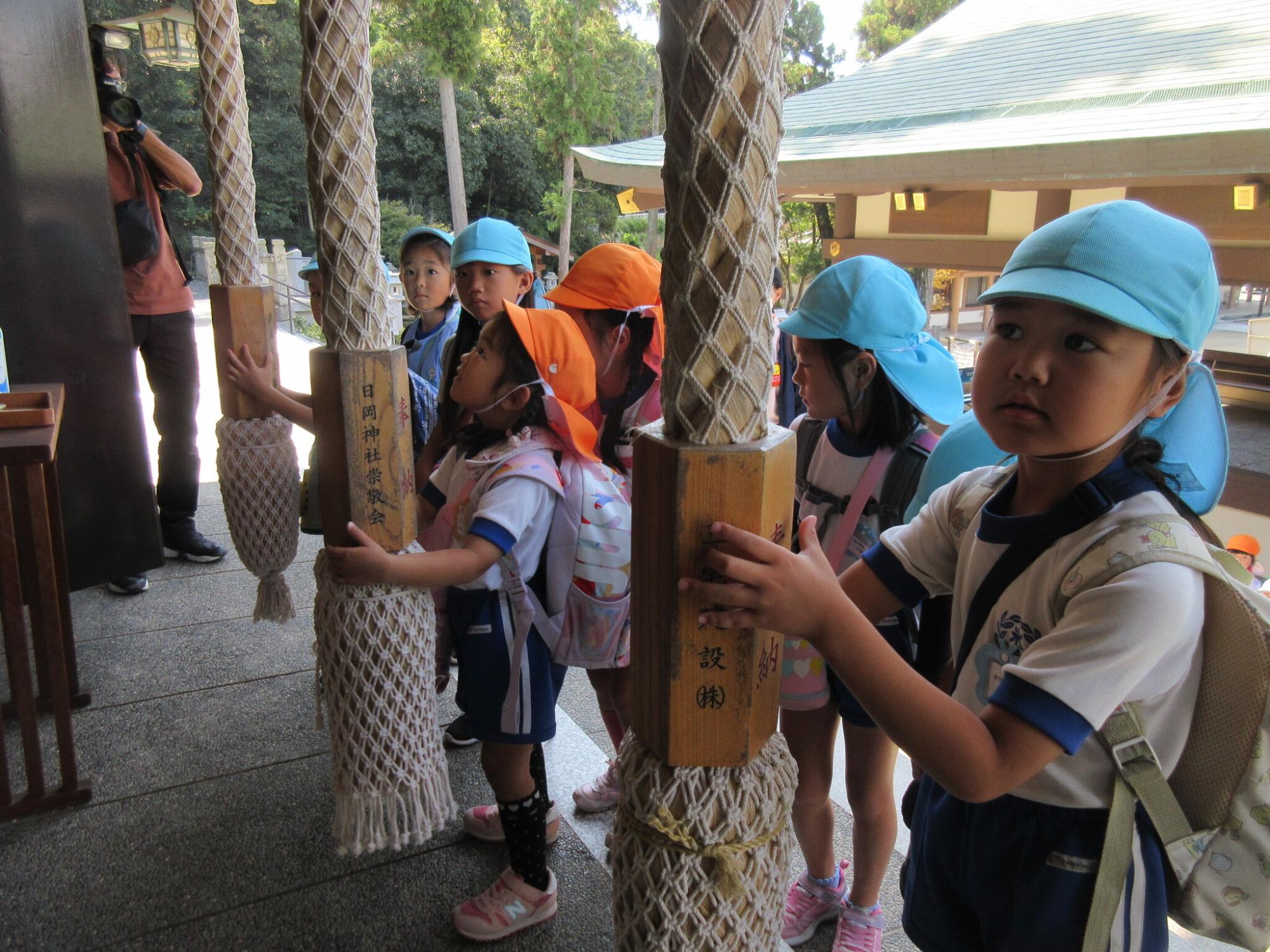 日岡神社でお参りをする園児たち