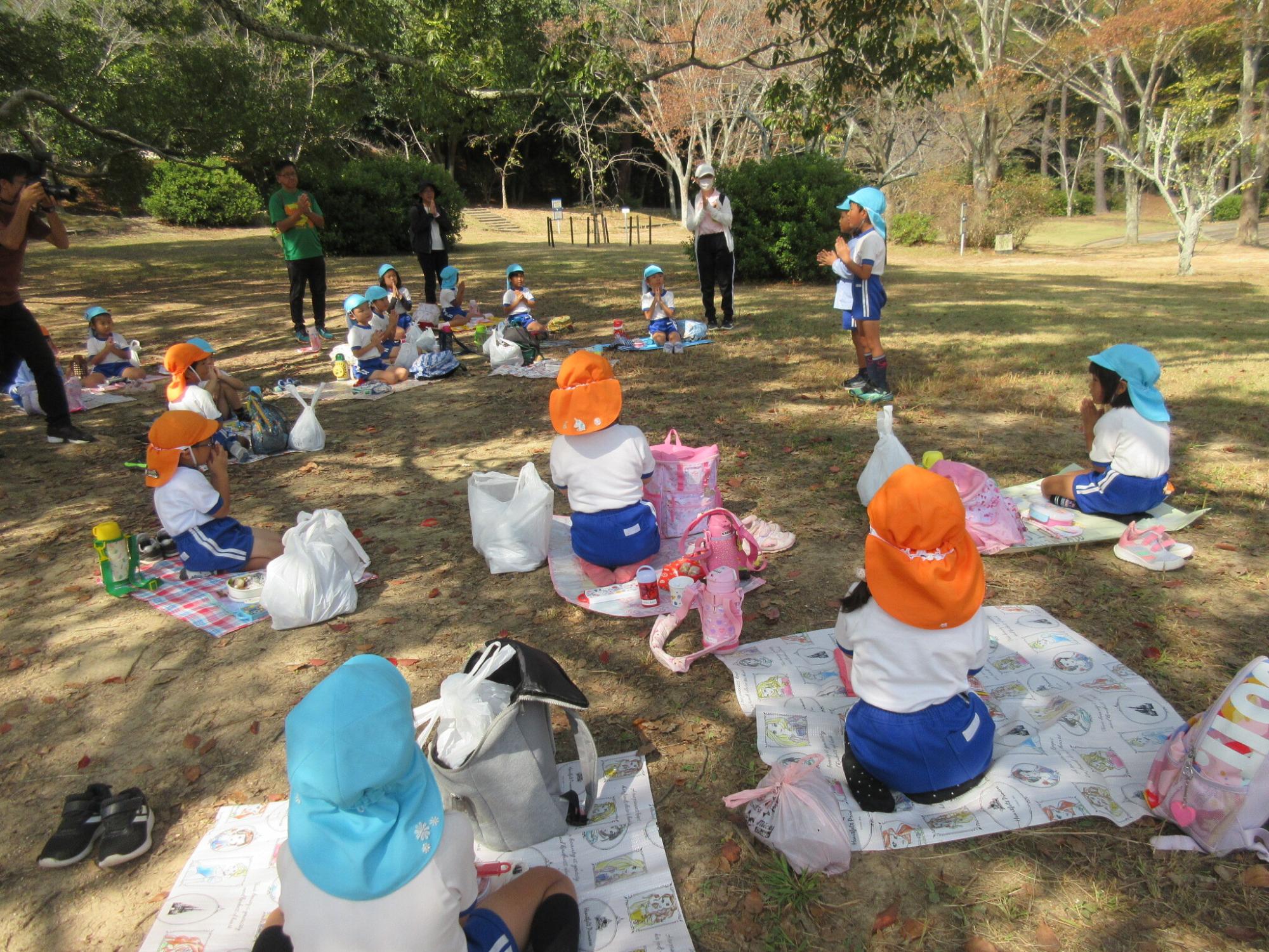 日岡山公園でみんなでお弁当を食べる様子