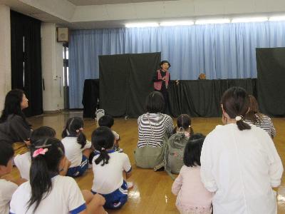 親子で人形劇を観劇する様子