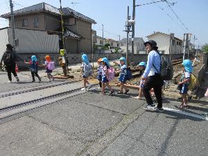 氷丘公民館に向かう道で、踏切を渡っているところ。