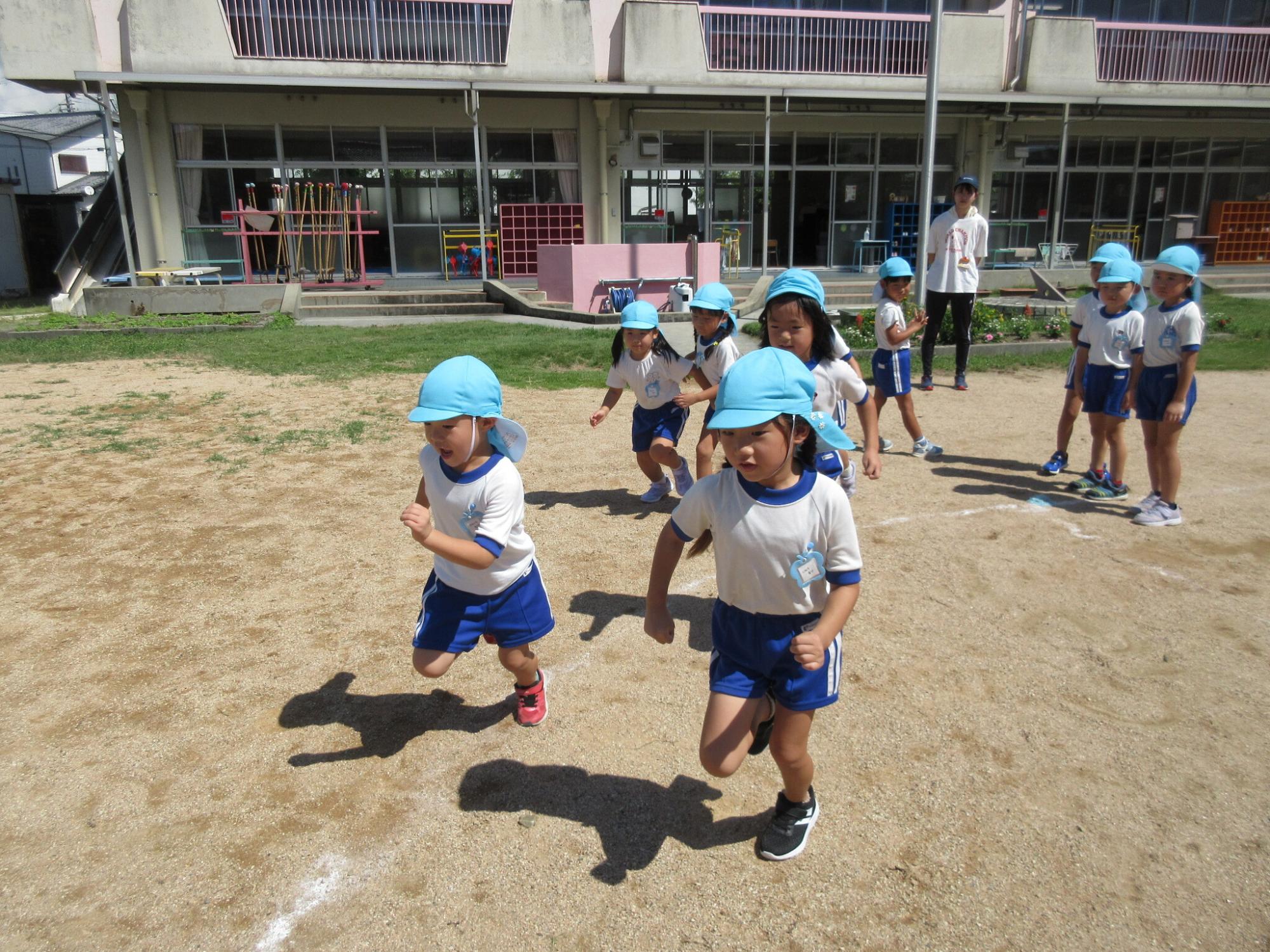 元気よく園庭を駆ける子供たち