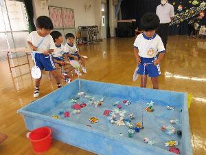 魚釣りコーナーで遊ぶ子供たち