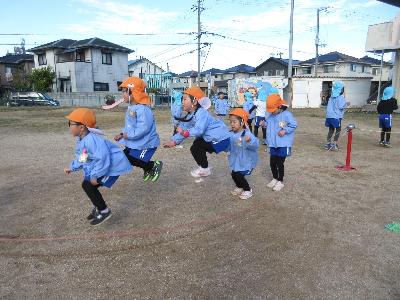 園児が縄跳びをする様子