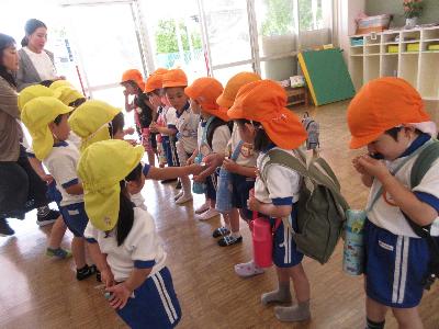 ひおか南幼稚園のお友達とご挨拶する様子