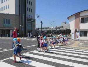 東加古川駅前の横断歩道を渡るところ