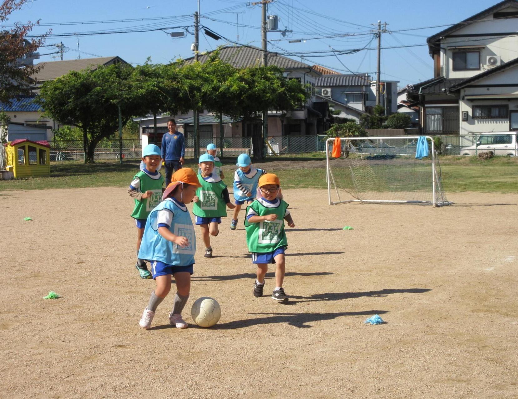 サッカーボールを追いかけて走る様子