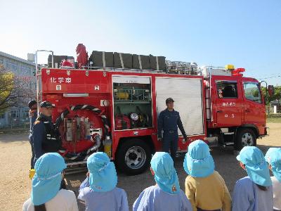 消防自動車と園児