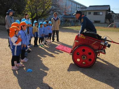 消防自動車の内部を見学する様子