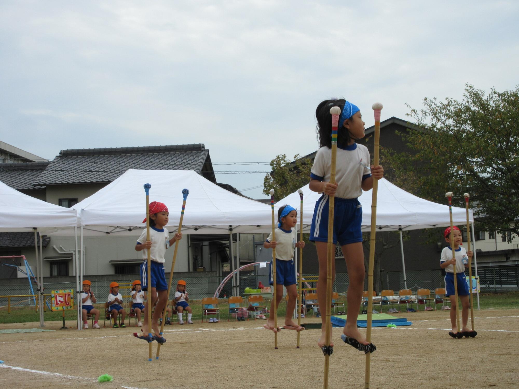 年長の竹馬演技