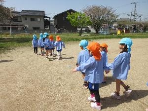 園庭を探検する様子