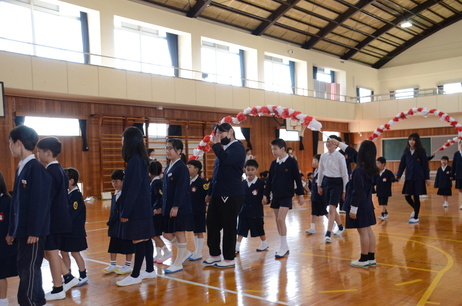 1年生と手をつないで入場