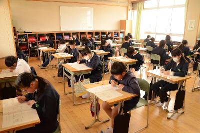 全国学力・学習状況調査に取り組む6年生