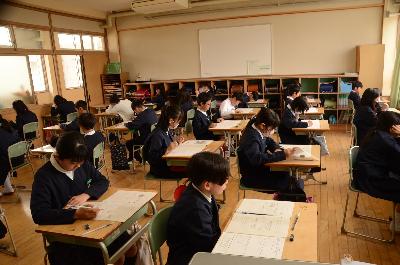 全国学力・学習状況調査に取り組む6年生