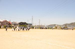 運動場へ避難する様子