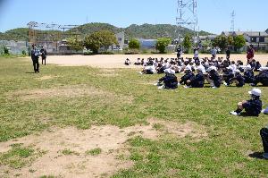 校長先生のお話を真剣に聞く様子