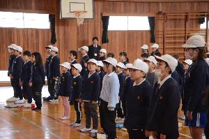 「しあわせ運べるように」を歌う様子