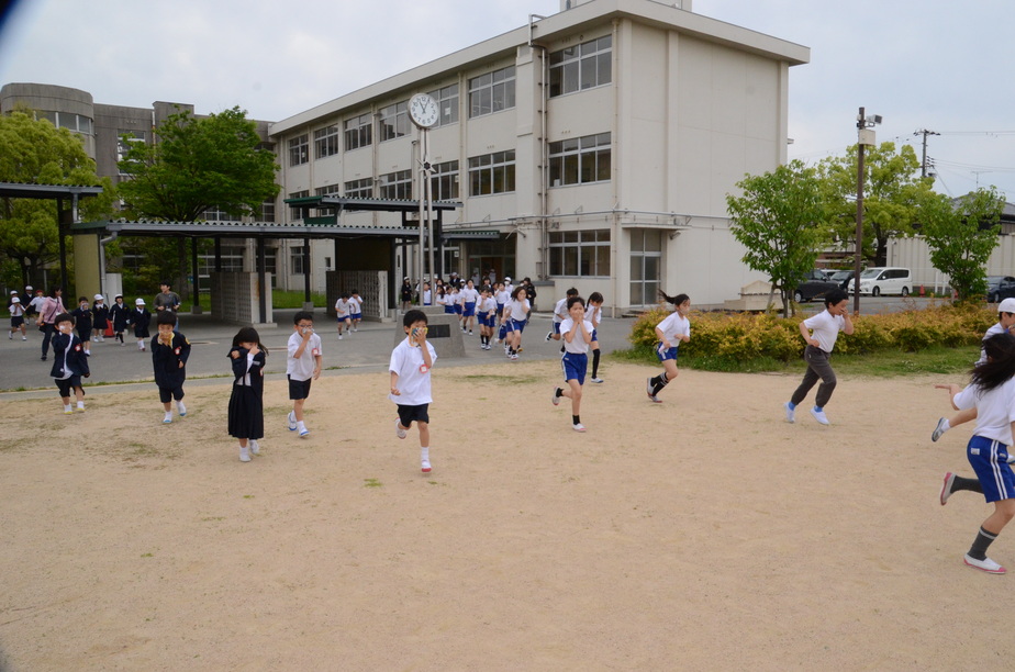 避難する児童