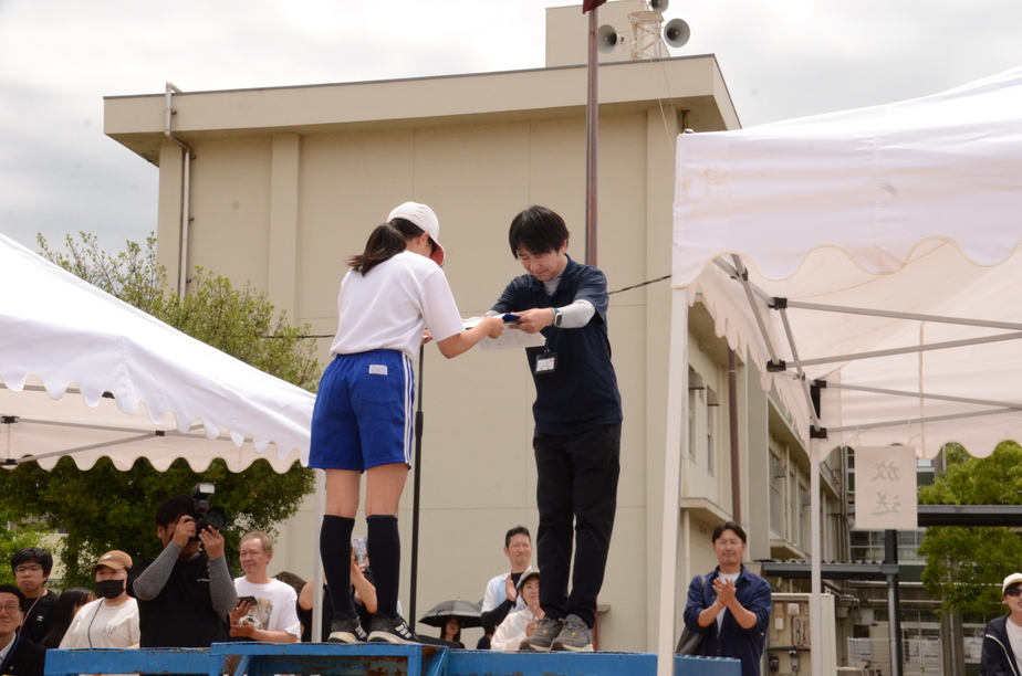 縦割り班リレー表彰式