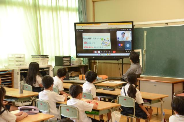 校長先生のお話を真剣に聞く3年生