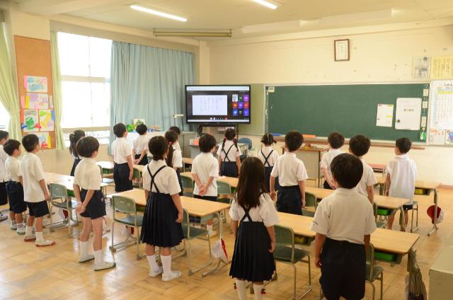 校歌を一生懸命歌う1年生