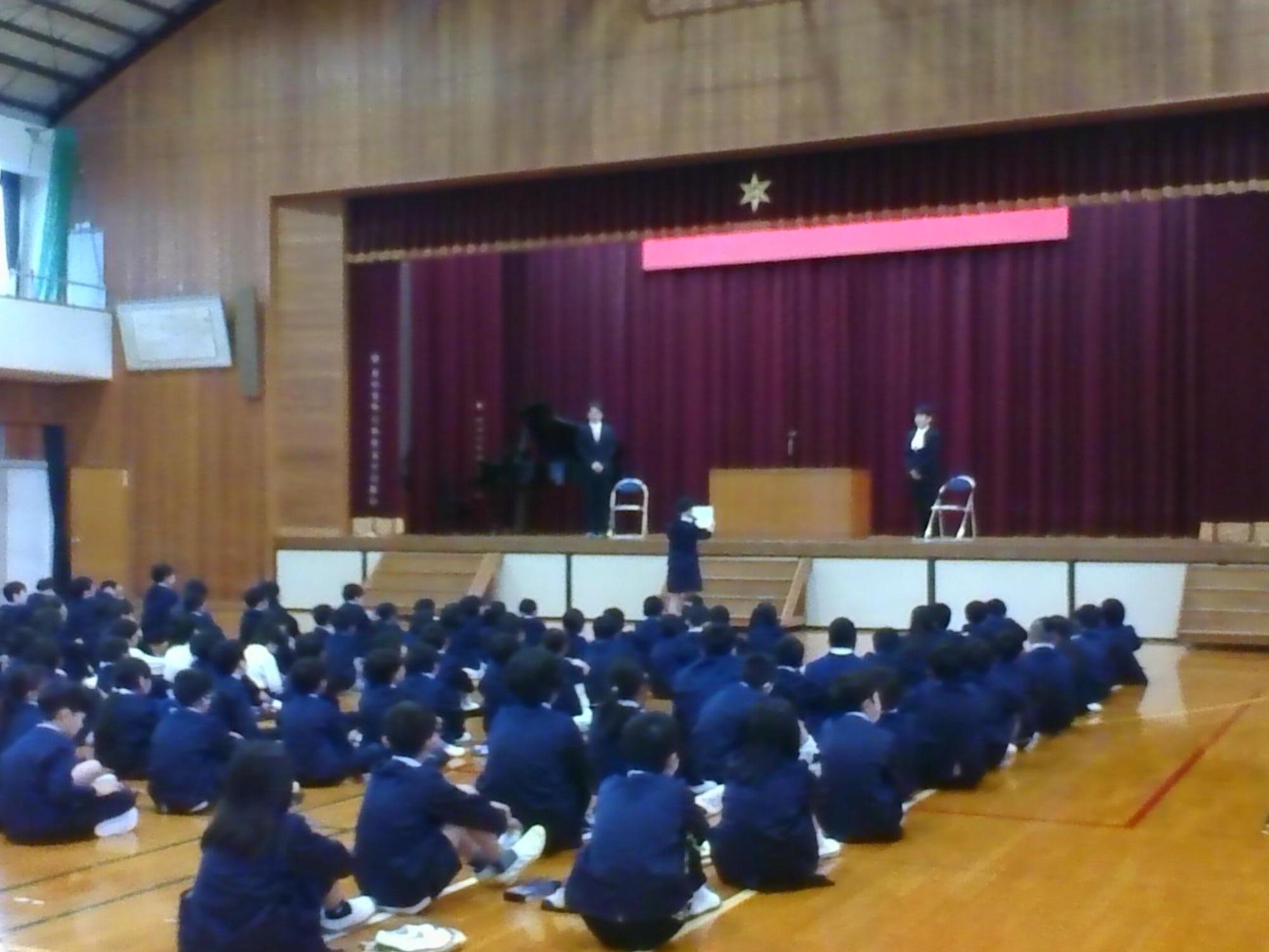 着任された先生方へ児童代表がご挨拶