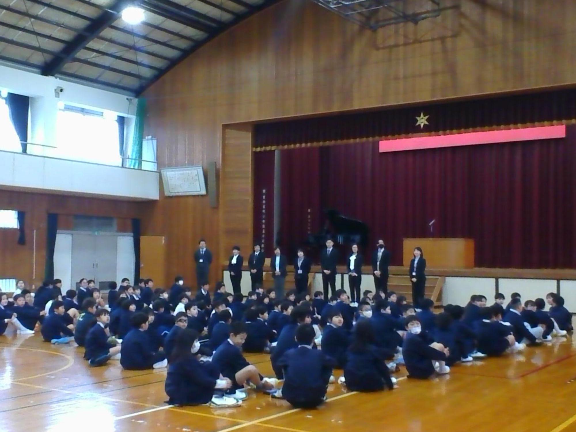 新しい担任の先生の発表