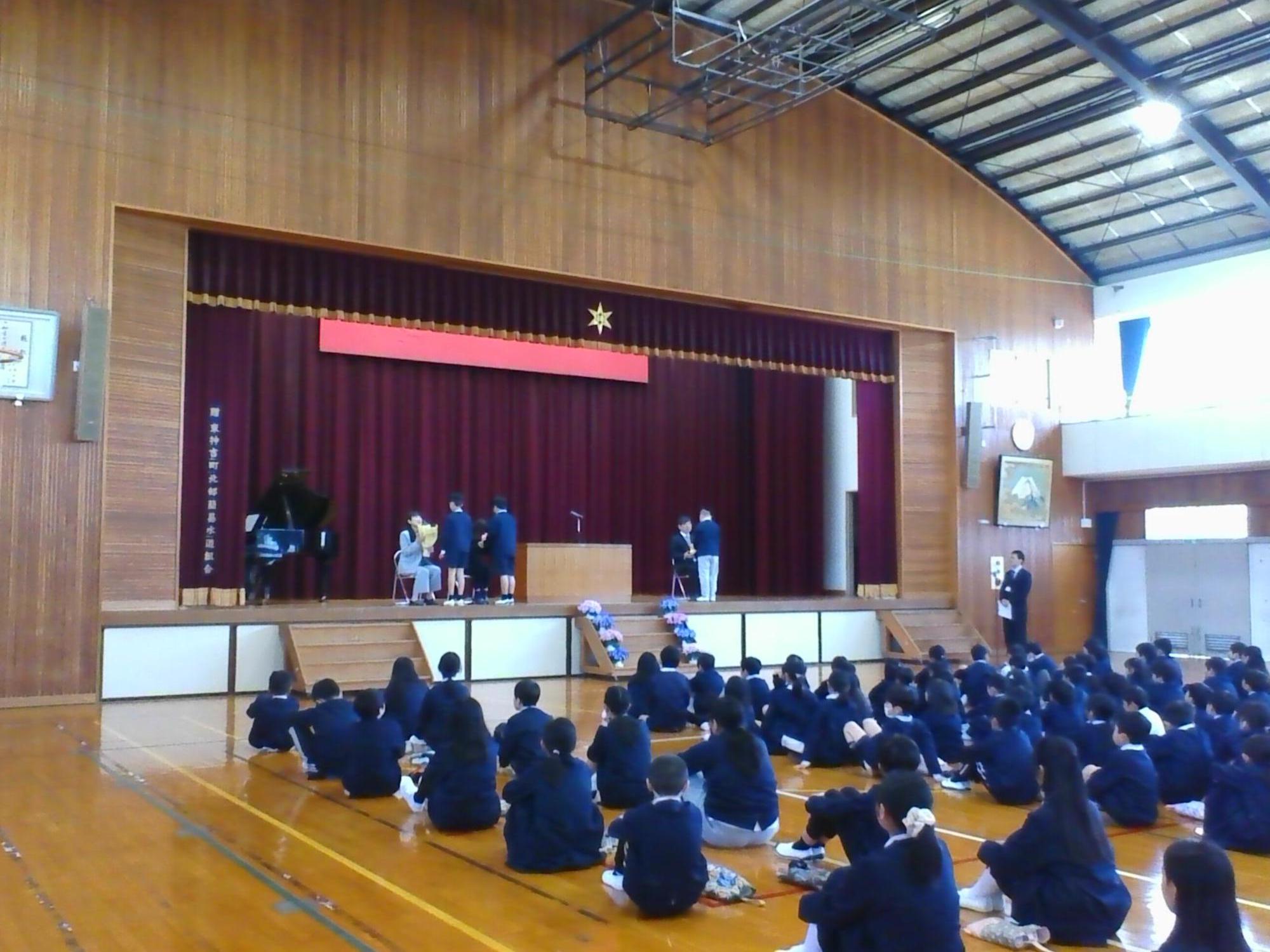 感謝の花束を児童代表が渡します