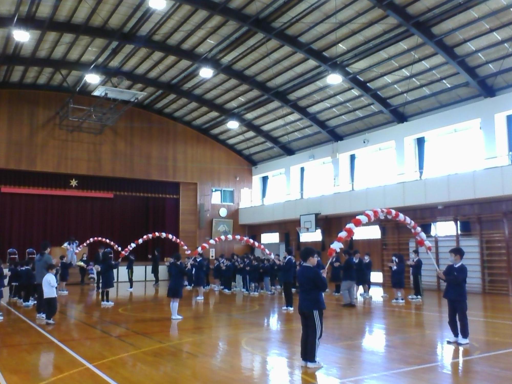 花のアーチと拍手でお見送り