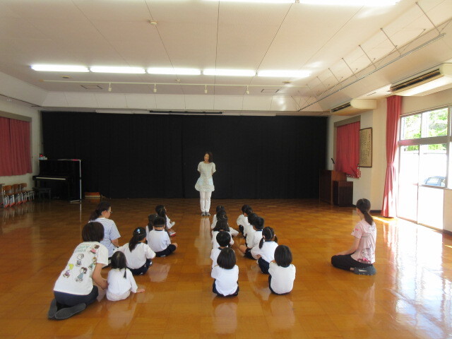 幼児が始業式に参加している様子