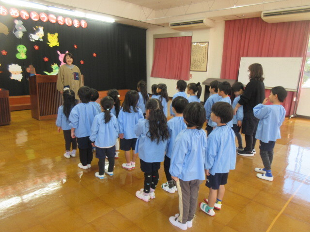 幼児が始業式に参加している様子