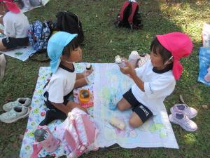 幼児がお弁当を食べているところ