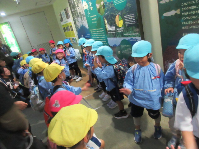 幼児が他園の幼児と別れを惜しんでいる様子