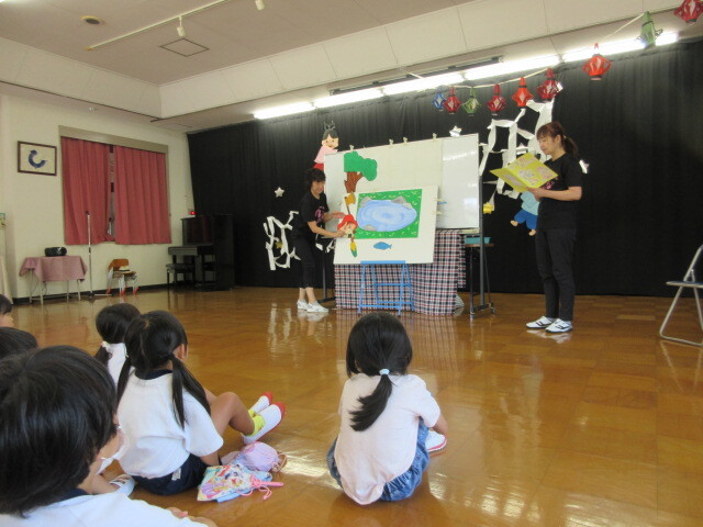 歯科衛生士が幼児にパネルシアターで歯について教えている様子